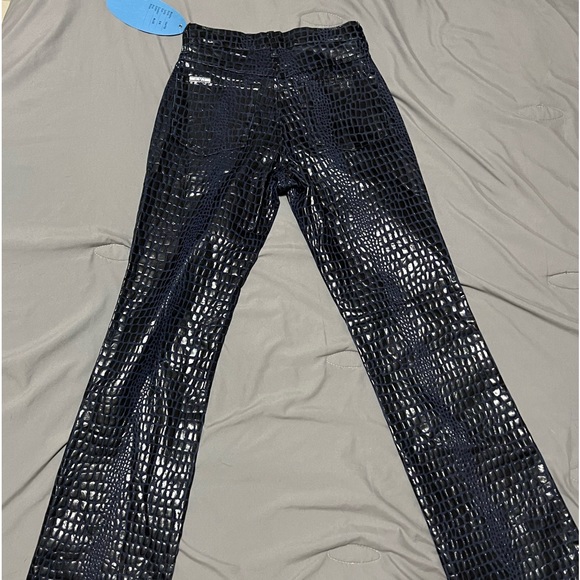 R.V.T serve piping hot, deep navy blue jeans - Picture 2 of 7